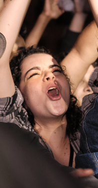 Close up sul volto di una ragazza in festa